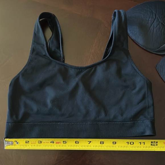 Sport bra With Removable Pads Color Black Label Unclear Size Medium - Picture 6 of 11